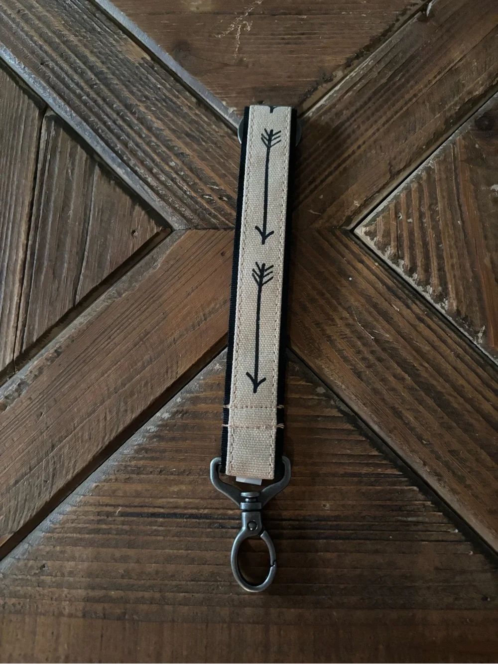 thirty-one Beige and Black Arrow Wristlet Keychain